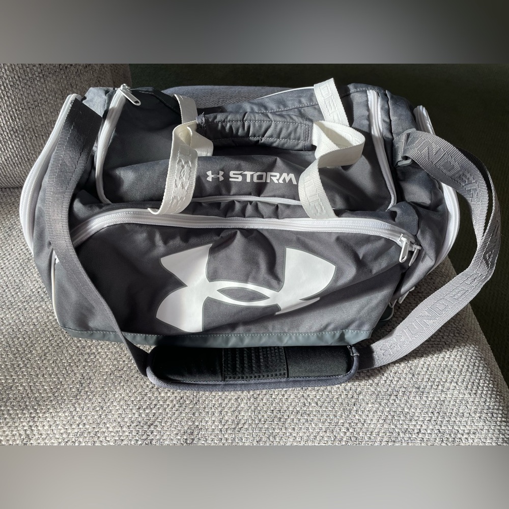 Under Armour Storm Duffle Duffel Bag White Grey gym Zipper Pockets 24” X 12”